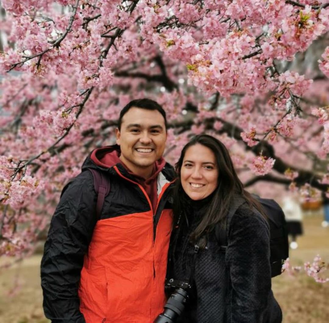 Ma. Jesús y Sergio bajo cerezos